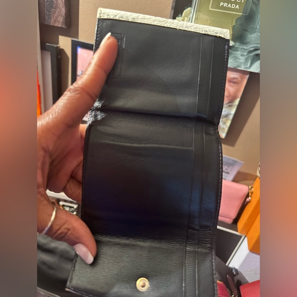 ⭐️⭐️EUC Vintage MCM White and Navy Blue Compact Wallet - Picture 6 of 11